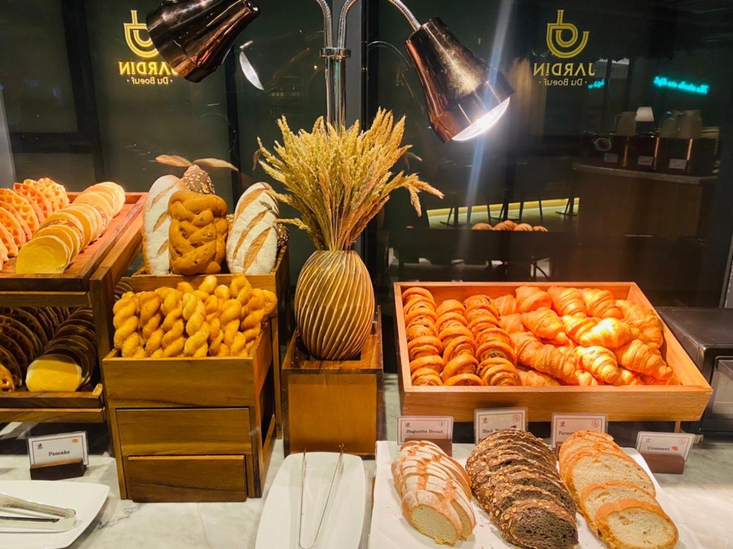 Somerset Rama 9 Bangkok Exterior photo Bread and pastry at a buffet